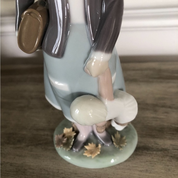 “Autumn Girl with Doll” Lladro Figurine - Picture 4 of 6